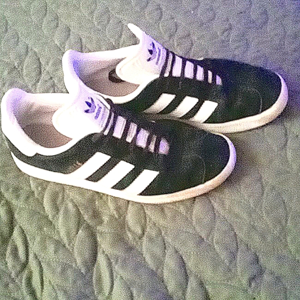 Women's Gazelle Adidas tennis shoe